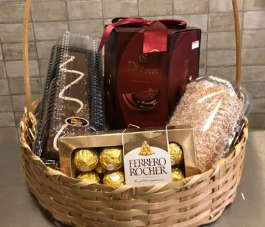 Cesta de café da manhã com chocolates