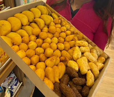 Bandeja de mini salgados fritos